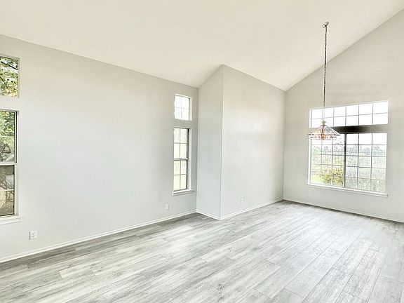 5th image of 1043 Carryll Park Ct