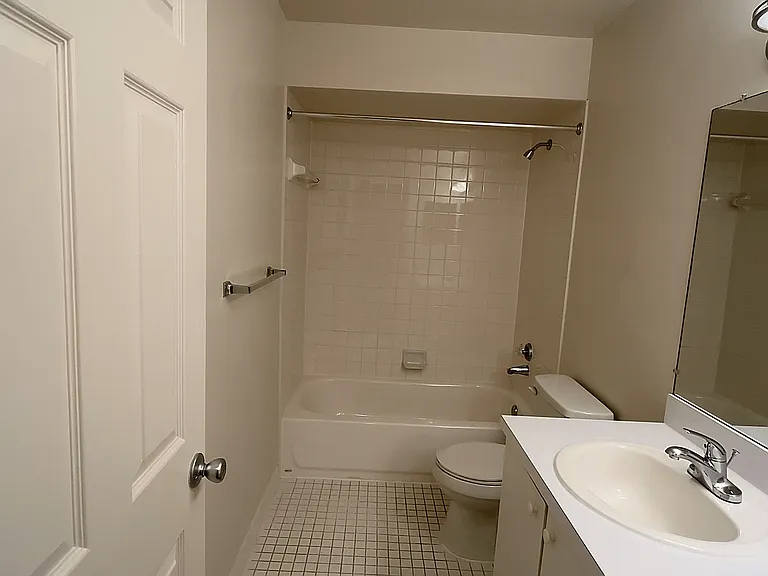 Lakeside Village Apartments — Photo 77