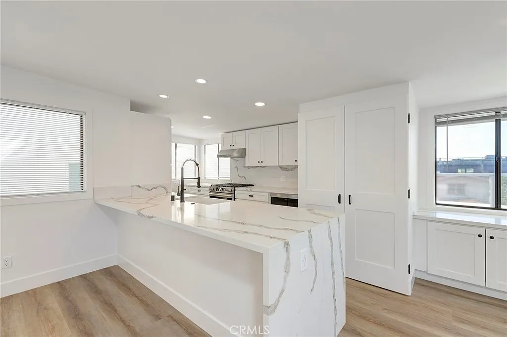 3 bed, 3.5 bath, 1800 sqft, $9,000 — Photo 2