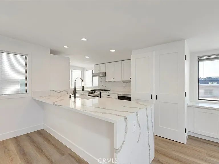 1090 Loma Dr — Photo 2