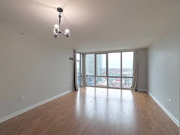 4th image of 1629 S Prairie Ave Unit 2010