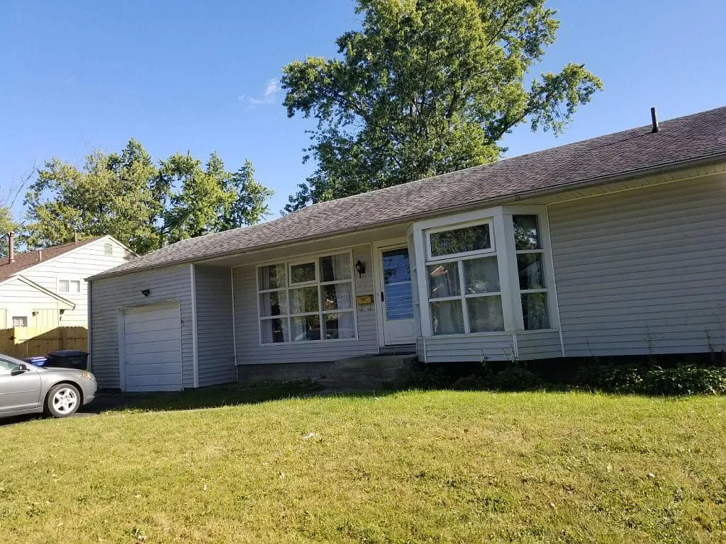 1182 Manfeld Dr photo 1