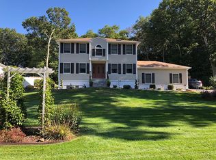 32 Hickory Ln, Waterford, CT 06385