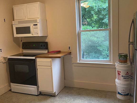 3rd image of 823-825 Boston Rd #2