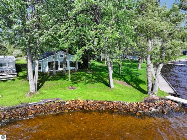 657 E Lake Mitchell Dr, Cadillac, MI 49601