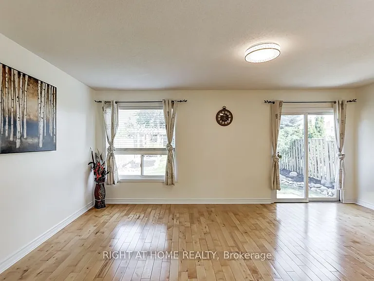 402 Lausanne Cres — Photo 5