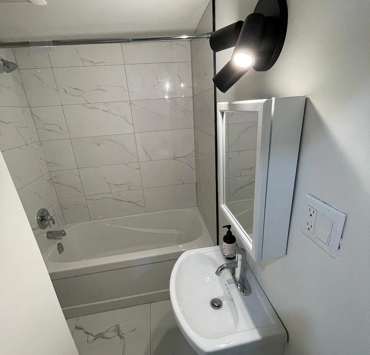 1 bed, 400 sqft, $1,600 — Photo 4