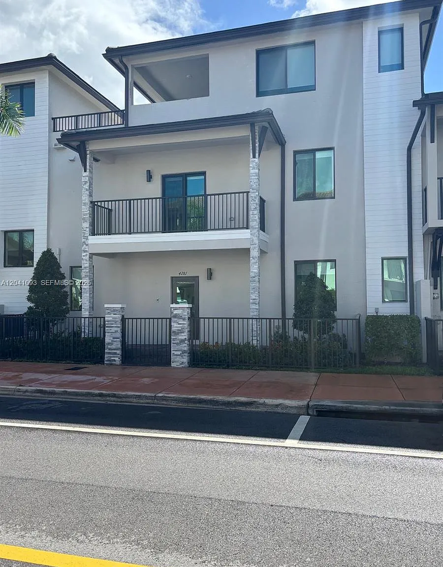 3 bed, 2.5 bath, 2070 sqft, $4,600 — Photo 2