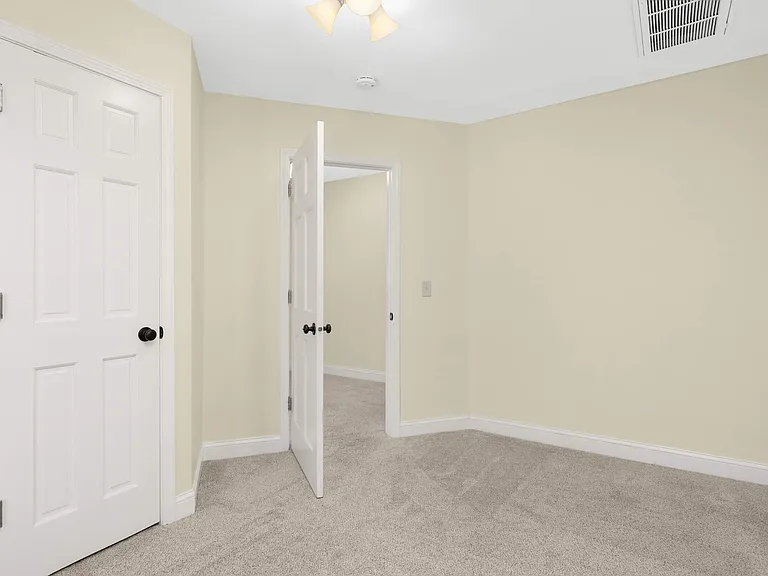 460 Beaumont St — Photo 16