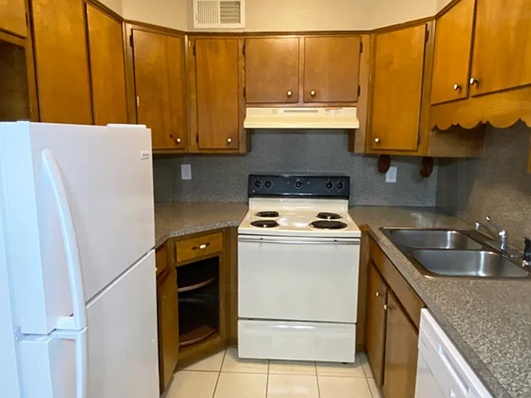 Club View Apartments — Photo 17