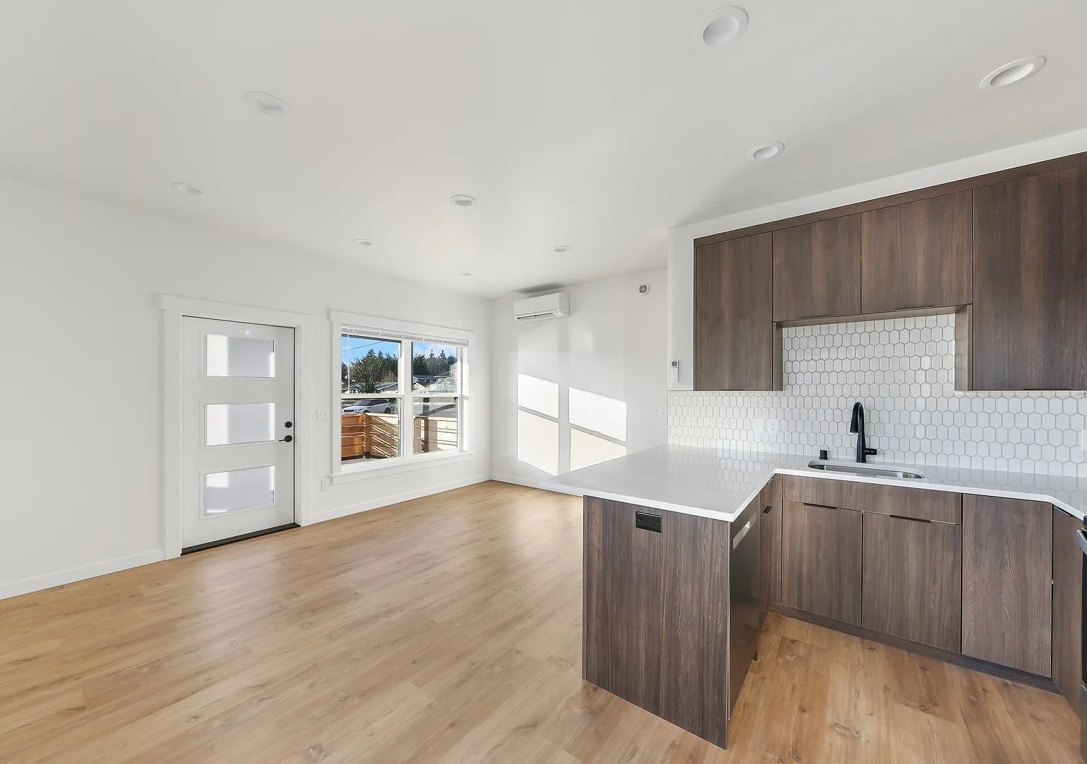 3 Bed 2 Bath - A/C Mini-split - Fabulous Floor Plan - Garage — Photo 3