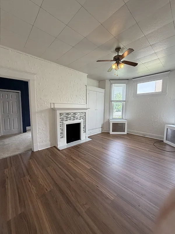 3 bed, 2.0 bath, 2504 sqft, $1,750 — Photo 2