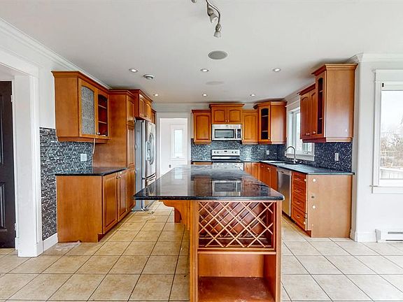 4th image of 10 Shelburne Street