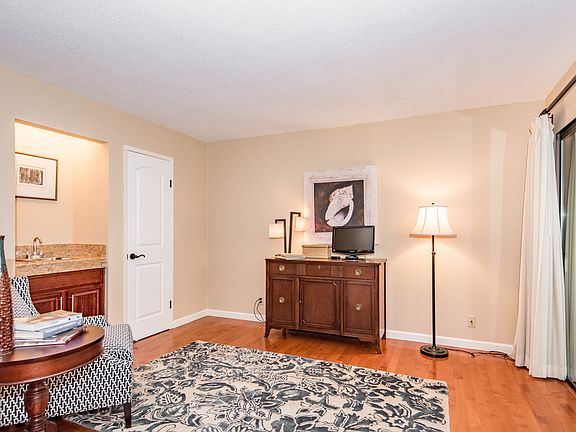 4th image of 2 Buttercup Ln
