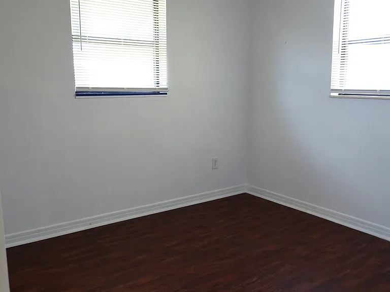 303 Georgetown Ave — Photo 11