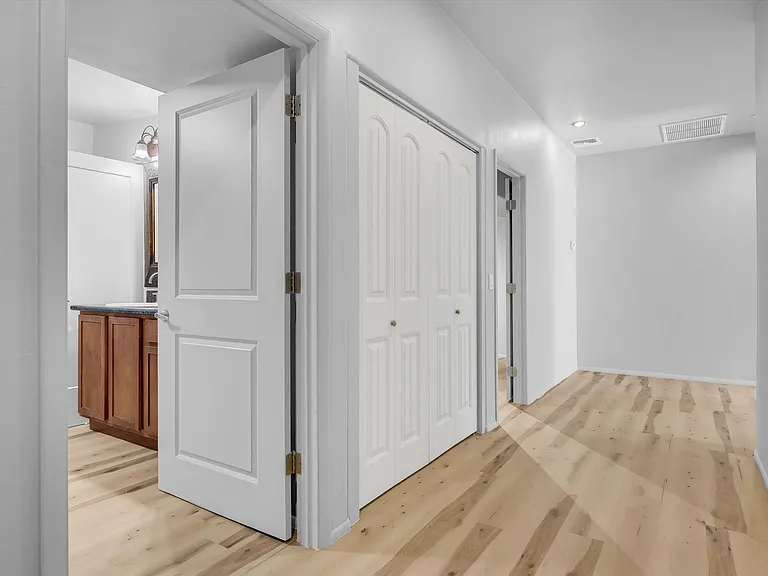 Riverside Suites — Photo 32