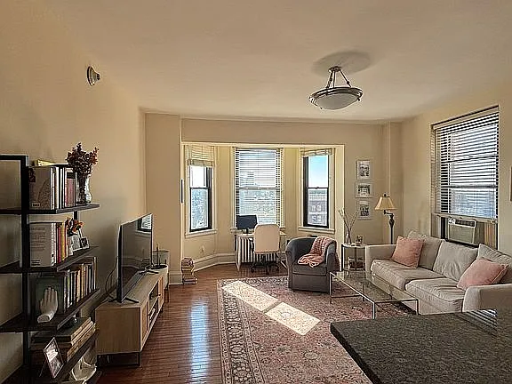 250 S 13th St APT 11E — exterior photo