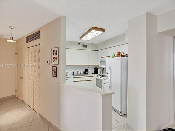 4th image of 3400 NE 192nd St APT 910