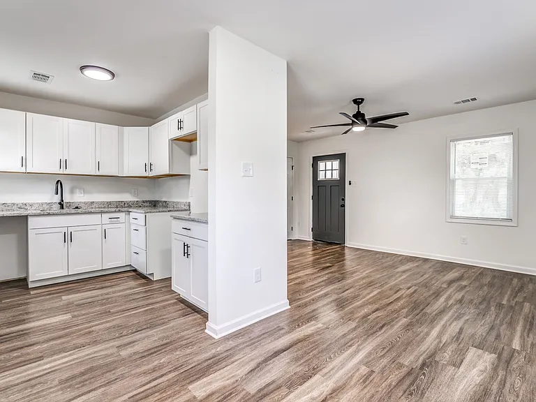 405 W Brooks Rd — Photo 9