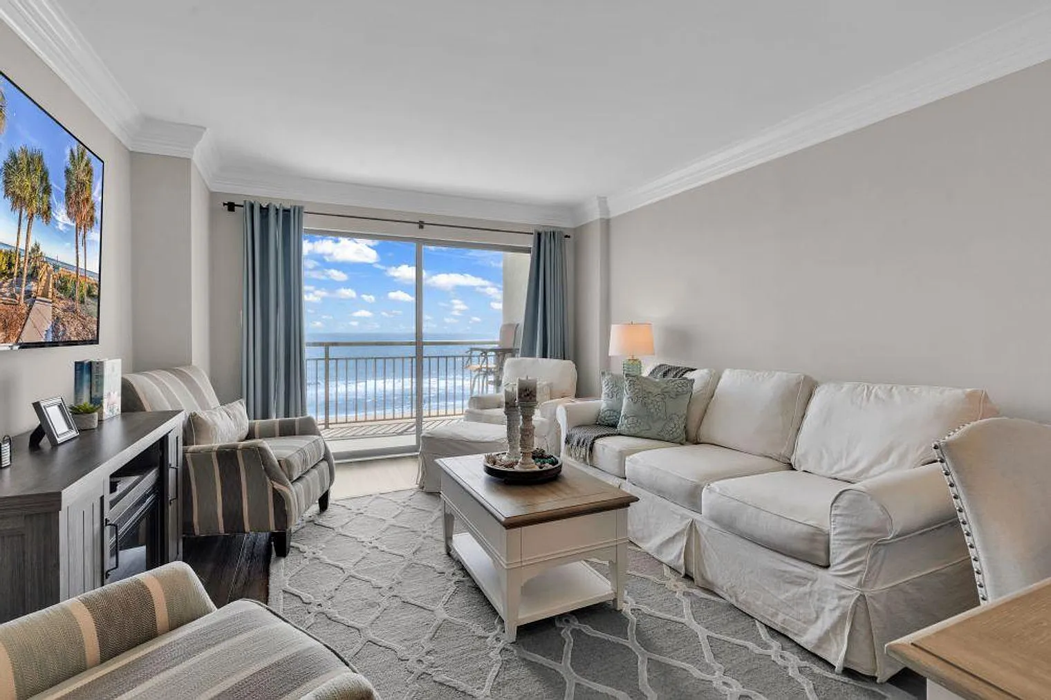 2 bed, 2.0 bath, 904 sqft, $3,898 — Photo 2