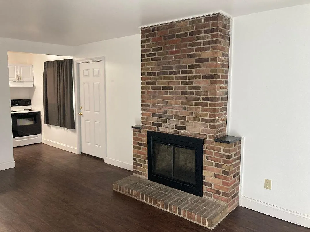 3 bed, 988 sqft, $1,800 — Photo 3