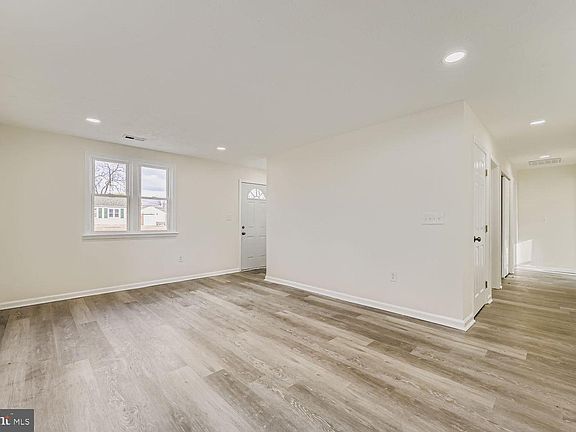 5th image of 705 Cotter Rd