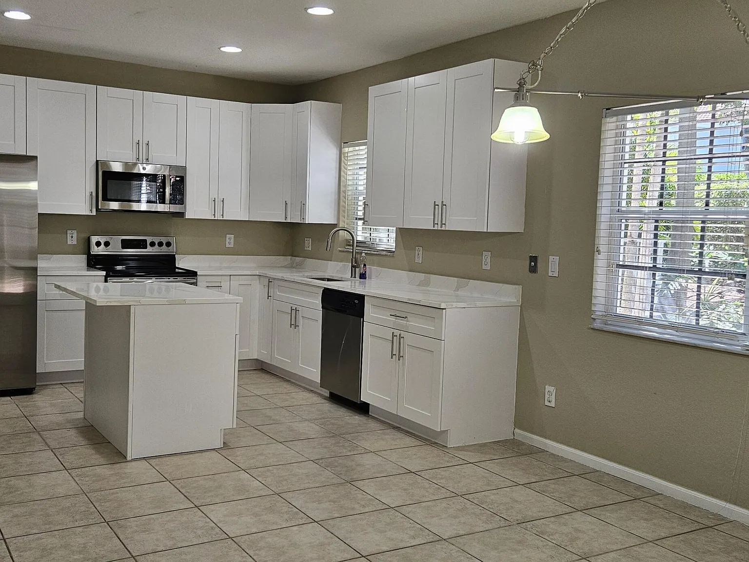 5 bed, 3.0 bath, 2476 sqft, $4,600 — Photo 3
