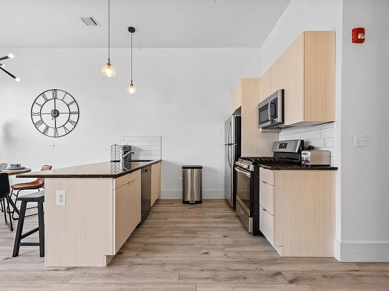 300 Hoyt Realty Inc — Photo 32