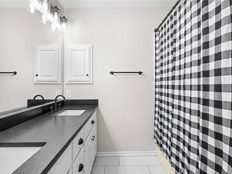 1301 Essex Grn — Photo 19