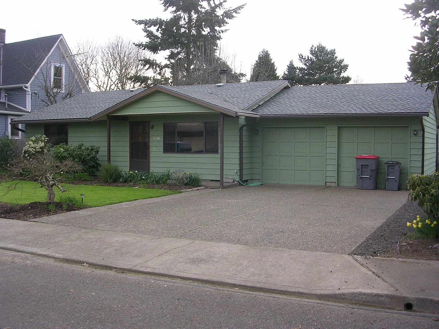335 NW Wallace Way photo 1