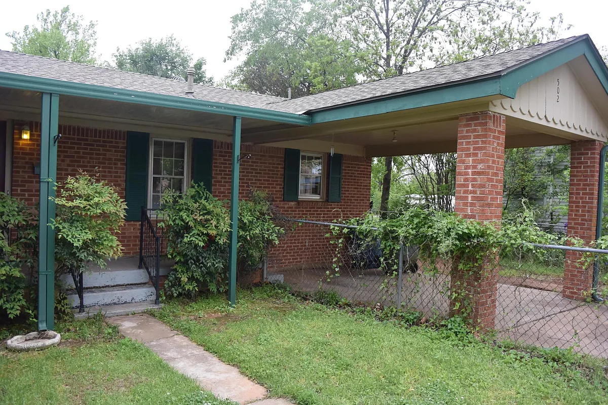 Primary Photo - 502 W Hurd St