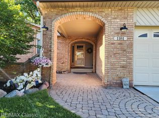 1181 Shallowdale Dr, Troy, MI 48085