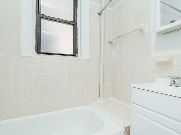 2nd image of 25 Kingsland Ave #4R