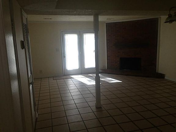 5th image of 1002 Pat Mell Pl SE