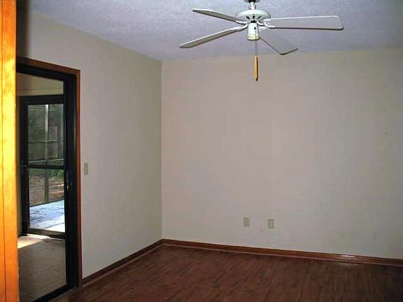 4th image of 32 Becket Ln