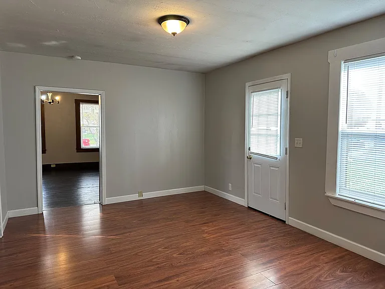 408 S 5th St — Photo 11