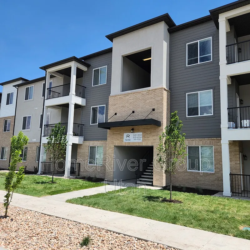 3 bed, 2.0 bath, 1272 sqft, $1,595 — Photo 2