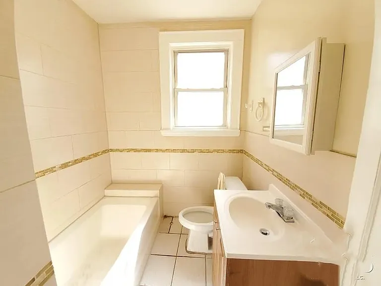 43 Underwood St #6R — Photo 7
