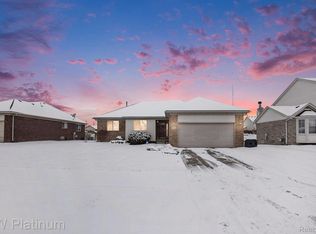 22435 Glen Oak Dr, Clinton Township, MI