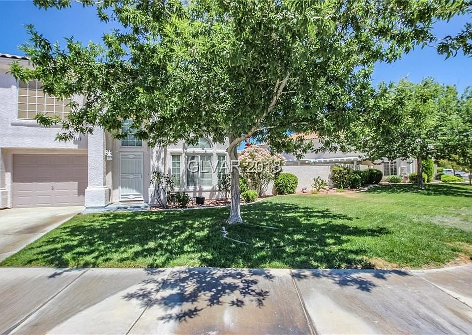Lovely townhome in Southfork...Conveniently located near shopping and restaurants...