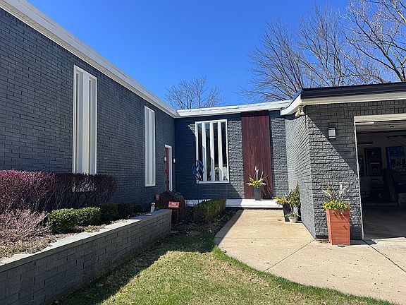 5th image of 310 Pine Tree Rd