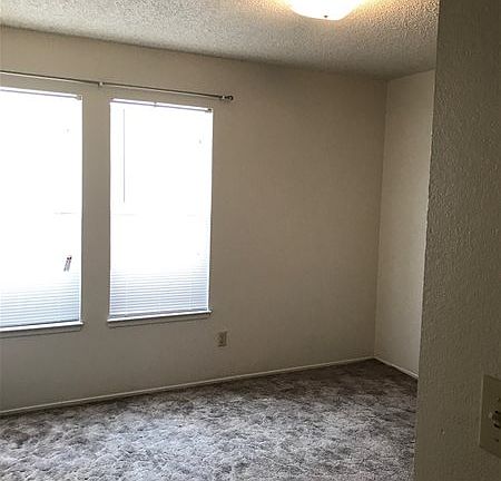5th image of 401 Hillsdale Dr