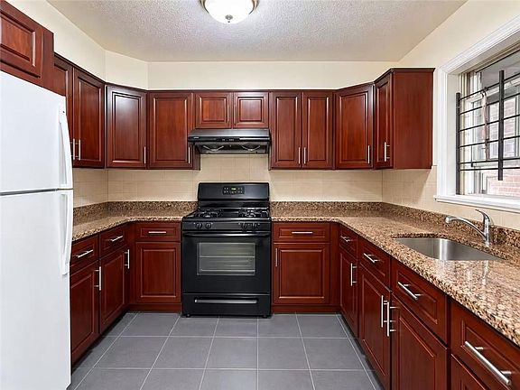 5th image of 2847 W 35th St