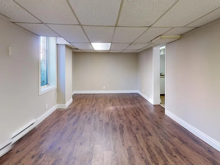 425 Elgin St — Photo 11