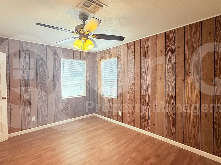 300 W 9th St — Photo 10