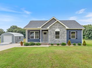 1092 Old County House Rd, Charlotte, TN 37036