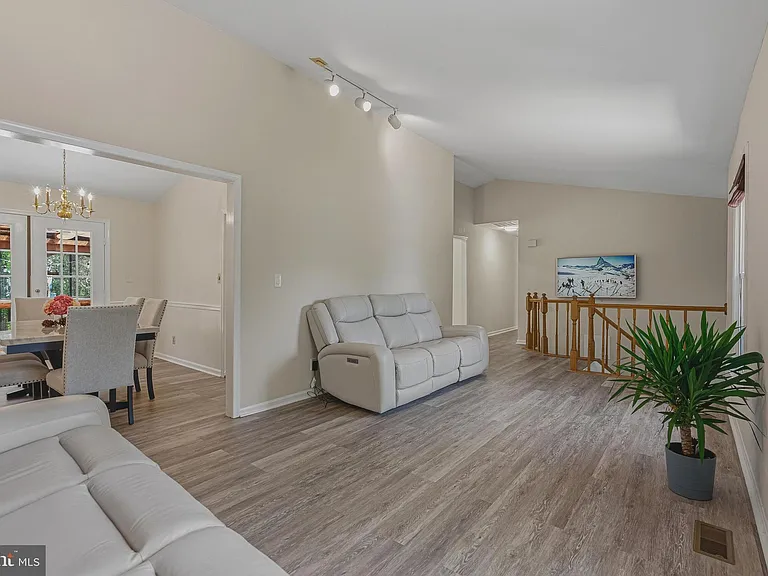 9729 Zimbro Ave — Photo 5