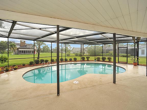 4th image of 701 Whispering Pines Cir