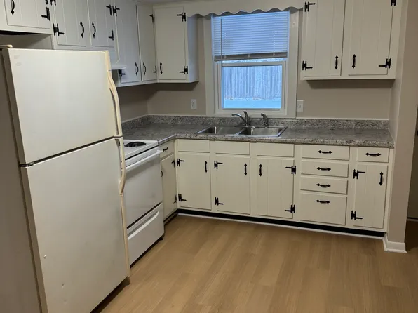 201 Begonia St NE APT 7, Demotte, IN 46310
