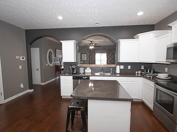 3rd image of 1131 Selous Dr